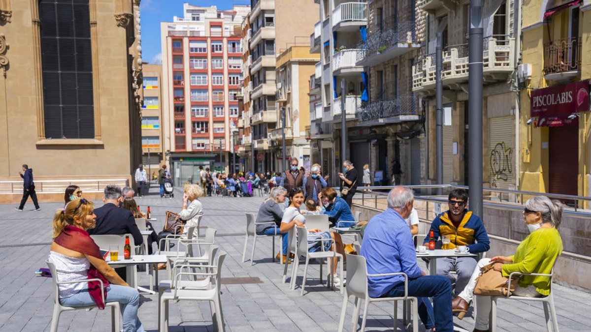 Els bars i restaurants de la plaça Corsini podran contractar actuacins musicals per atraure clients