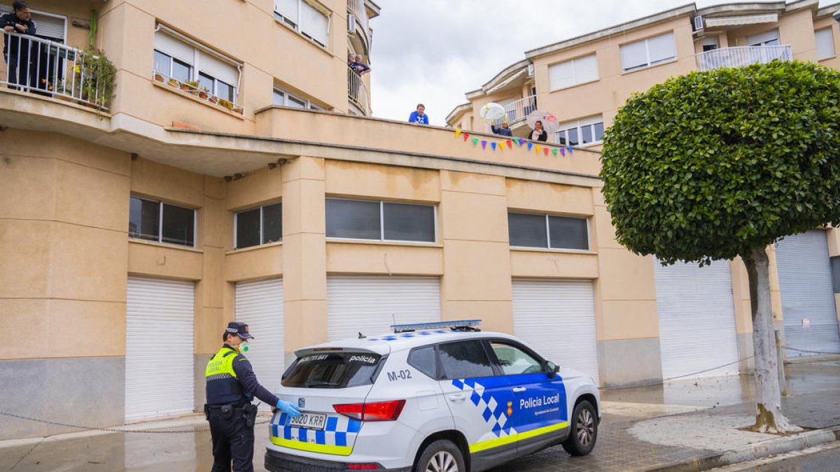 Moment en què la Policia Local de Constantí va arribar a casa de la Marina per felicitar-la.