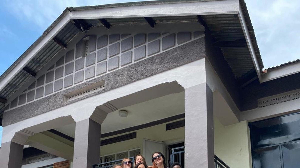 Las dos chicas se encuentran haciendo voluntariado en Uganda.