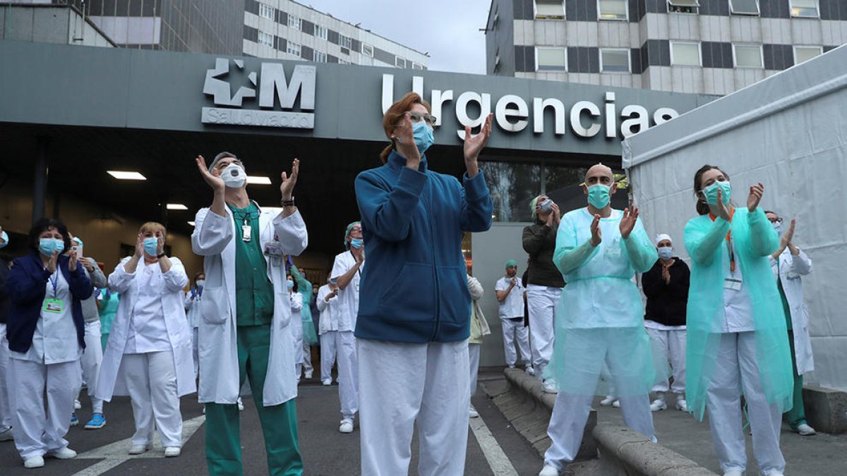 Personal sanitari de Madrid responent als aplaudiments dels veïns.