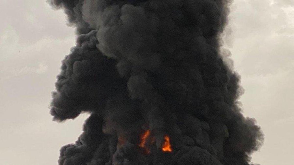 Los bomberos se han visto obligados a realizar tareas de refrigeración en el tanque más próximo.