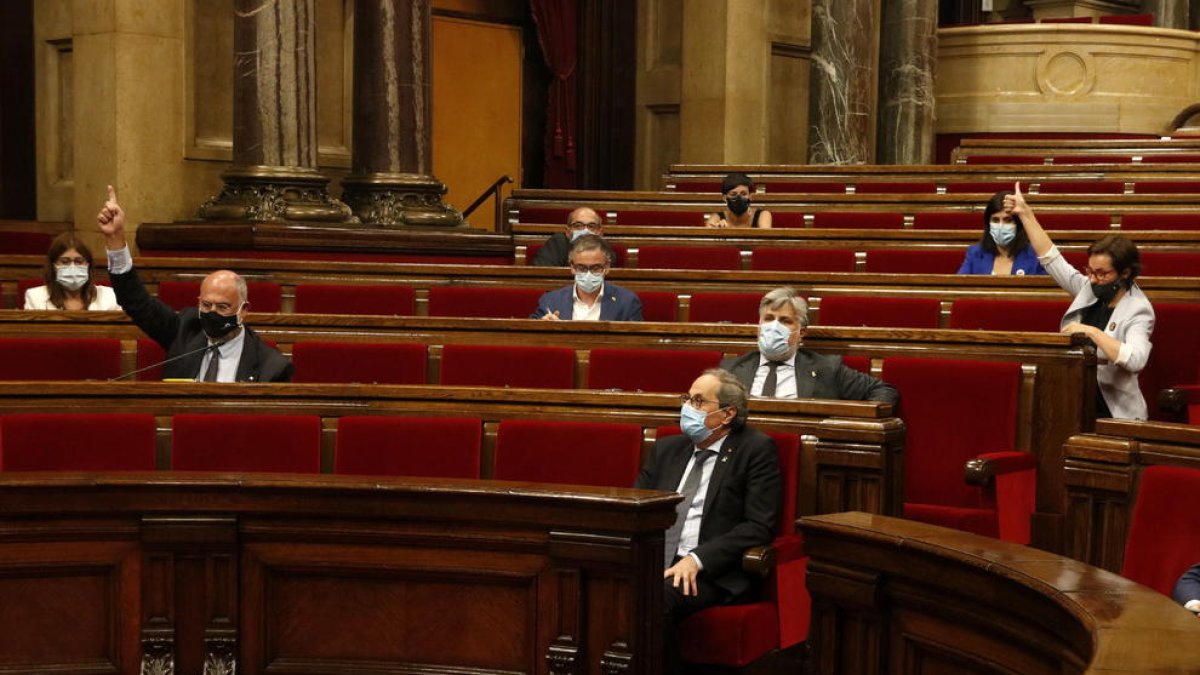 Un moment d'una votació al ple monogràfic sobre la monarquia.