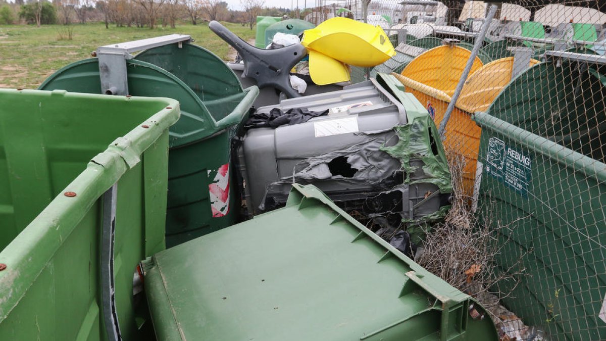 Una imatge d'arxiu de contenidors malmesos a la central de