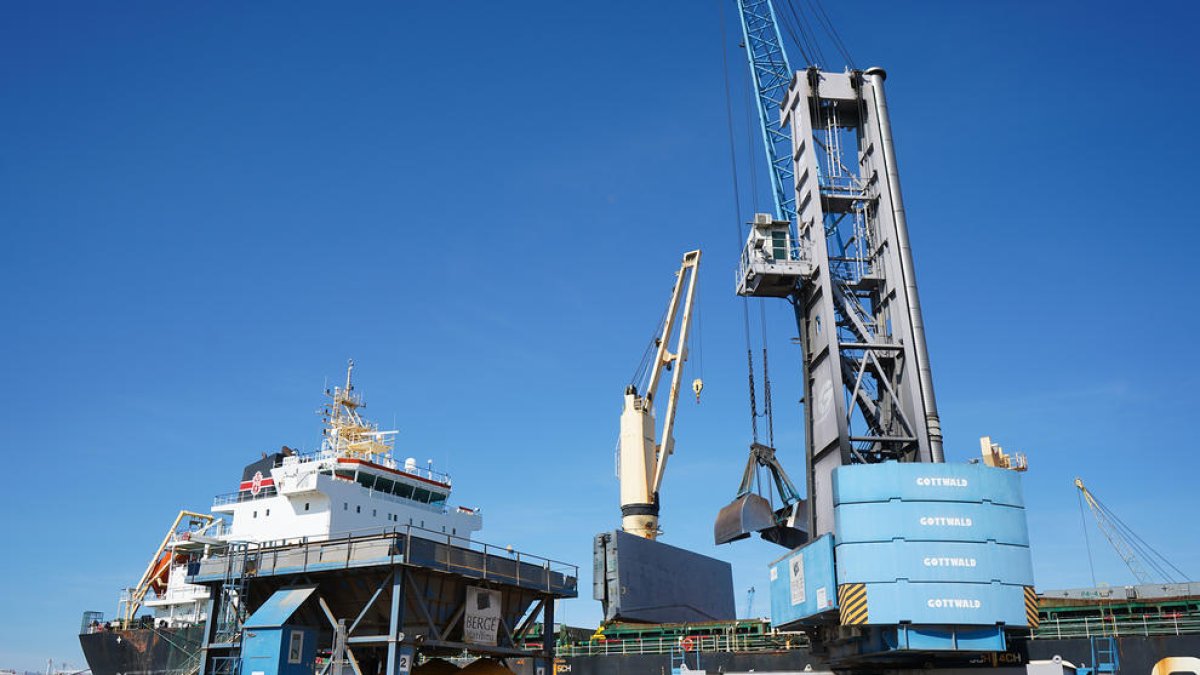 Durante el primer día de funcionamiento del SEA, 255 camiones operaron en el Port de Tarragona.