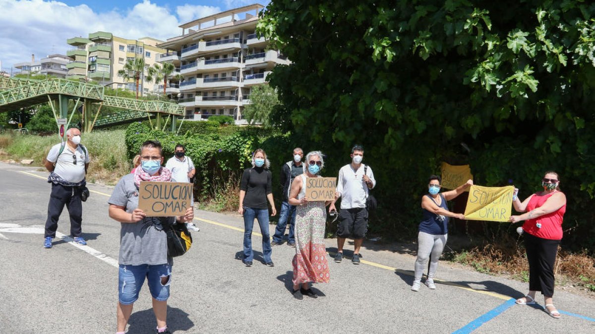 Una desena de persones es va concentrar ahir en solidaritat amb Omar Mohammed Yaki, a Salou.