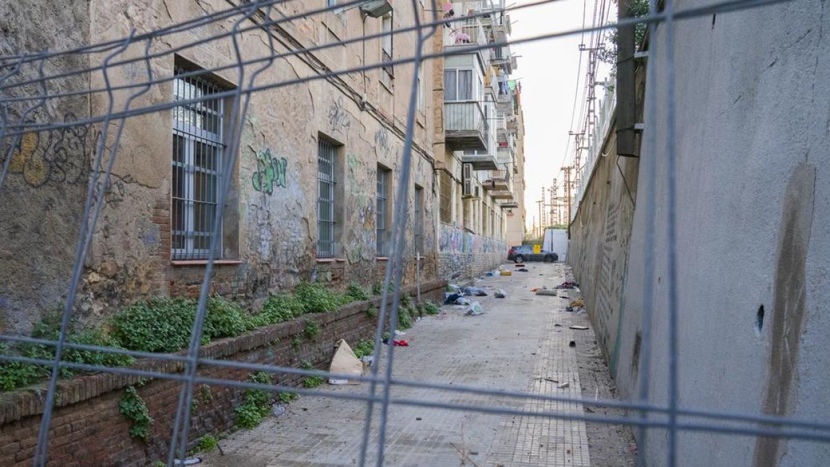 Imatge del carrer Sant Andreu del barri del Serrallo, tancat per la problemàtica amb els ocupes.