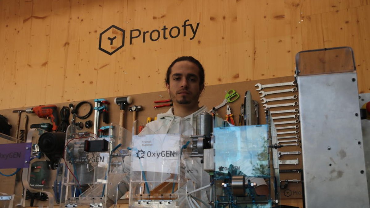 El conseller delegat de Protofy.xyz i impulsor d'OxyGEN, Ignasi Plaza, a les oficines de l'empresa a Barcelona.