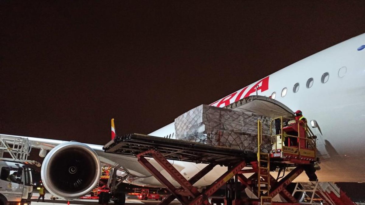 Un avión de Iberia con cargament sanitario