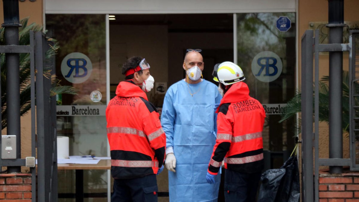 Los Bomberos de Barcelona entran a desinfectar la residencia Barcelona