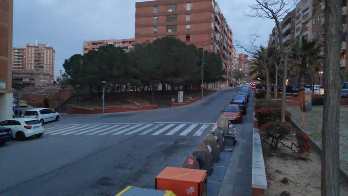 Paso de peatones que hay entre la plaza Miralcamp y el Bloc Paraguai de Sant Pere i Sant Pau