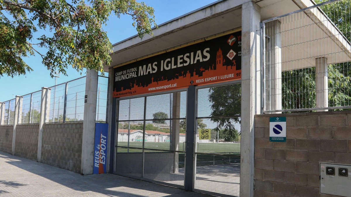 La façana del camp de futbol de Mas Iglesias, a Reus, en una imatge d'arxiu.