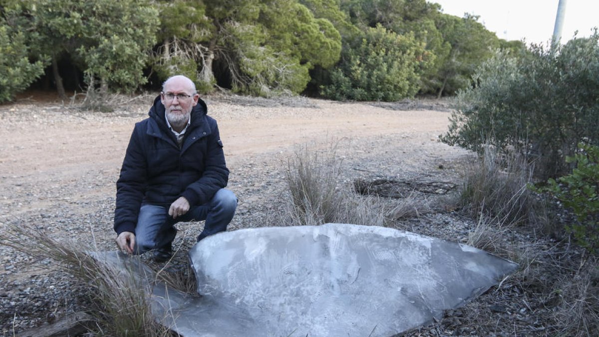 Imatge d'una peça de metall provinent de l'explosió de la planta IQOXE.