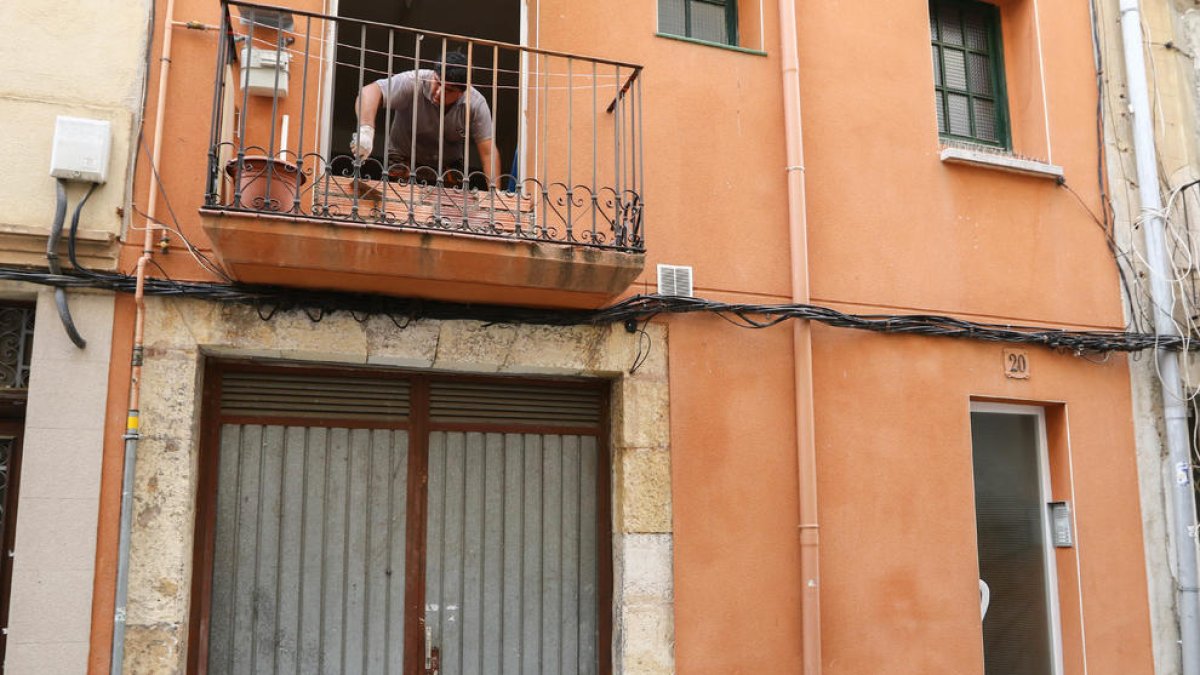 El pis és el número 20 del carrer Alt del Carme, un indret on encara hi ha més ocupacions.