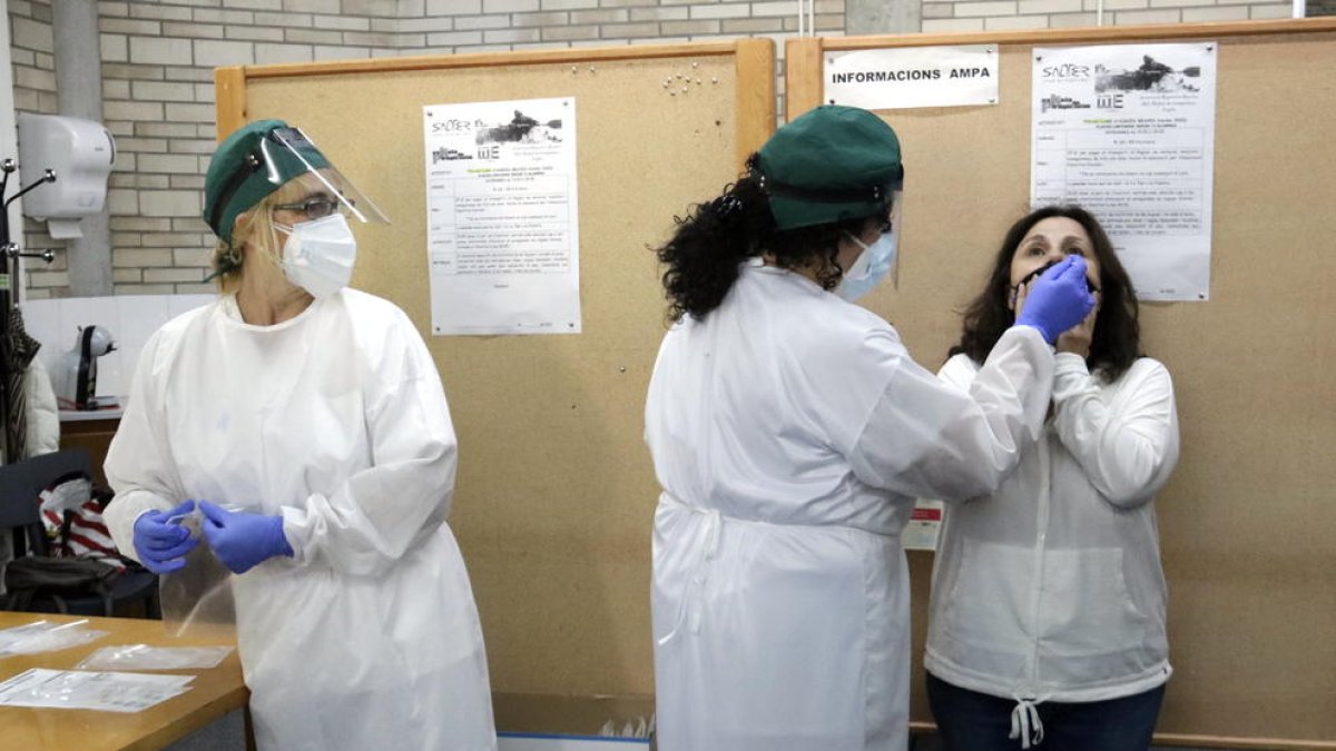 Plano general de una extracción de muestras para la PCR en el instituto de Anglès.