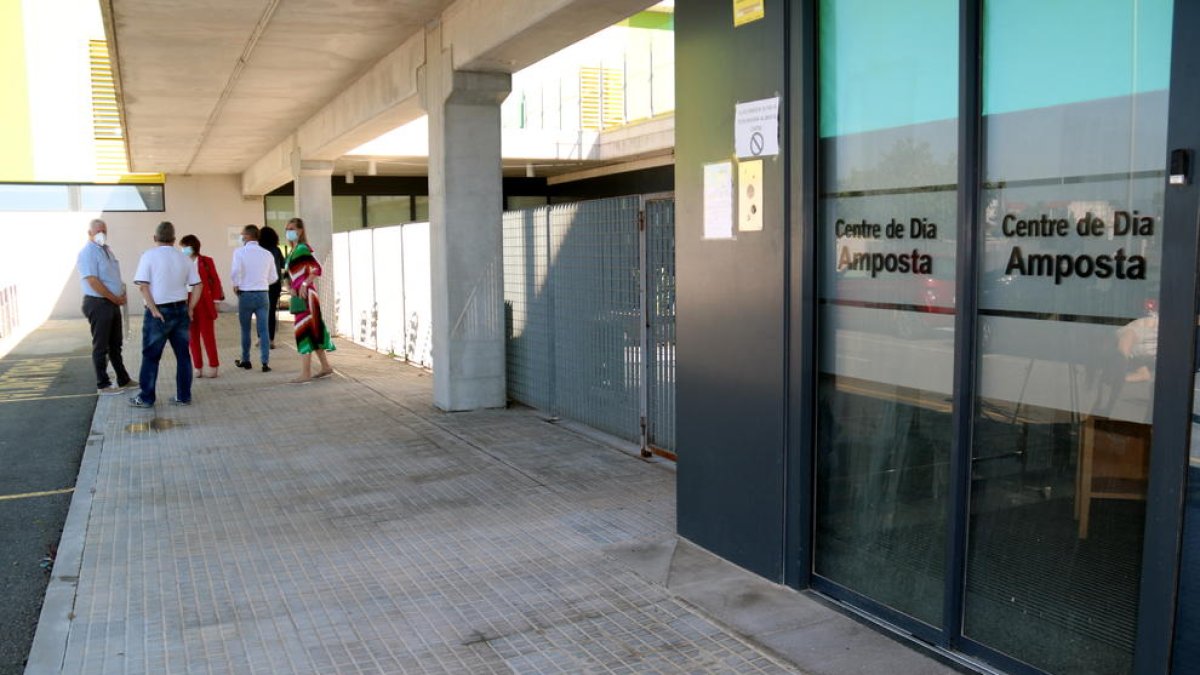 Entrada al centro de día en la residencia de ancianos Sant Miquel d'Amposta, con algunos sanitarios en el fondo.