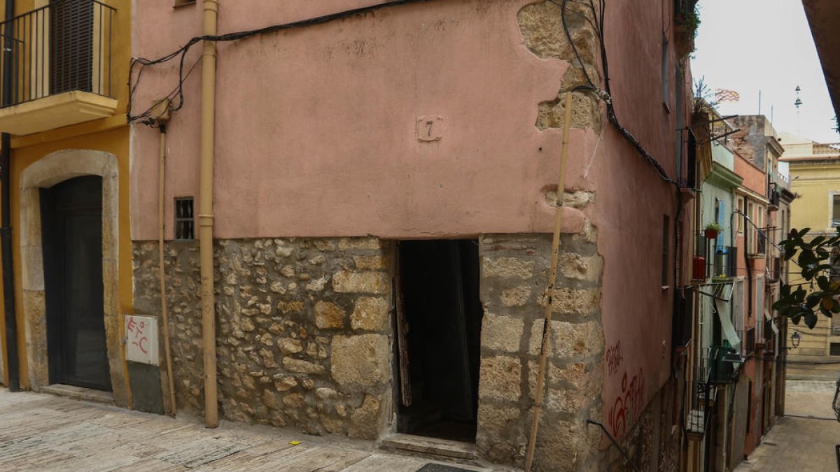 Entrada del edificio de la calle Ferrers con ocupas que generan inseguridad a los vecinos.