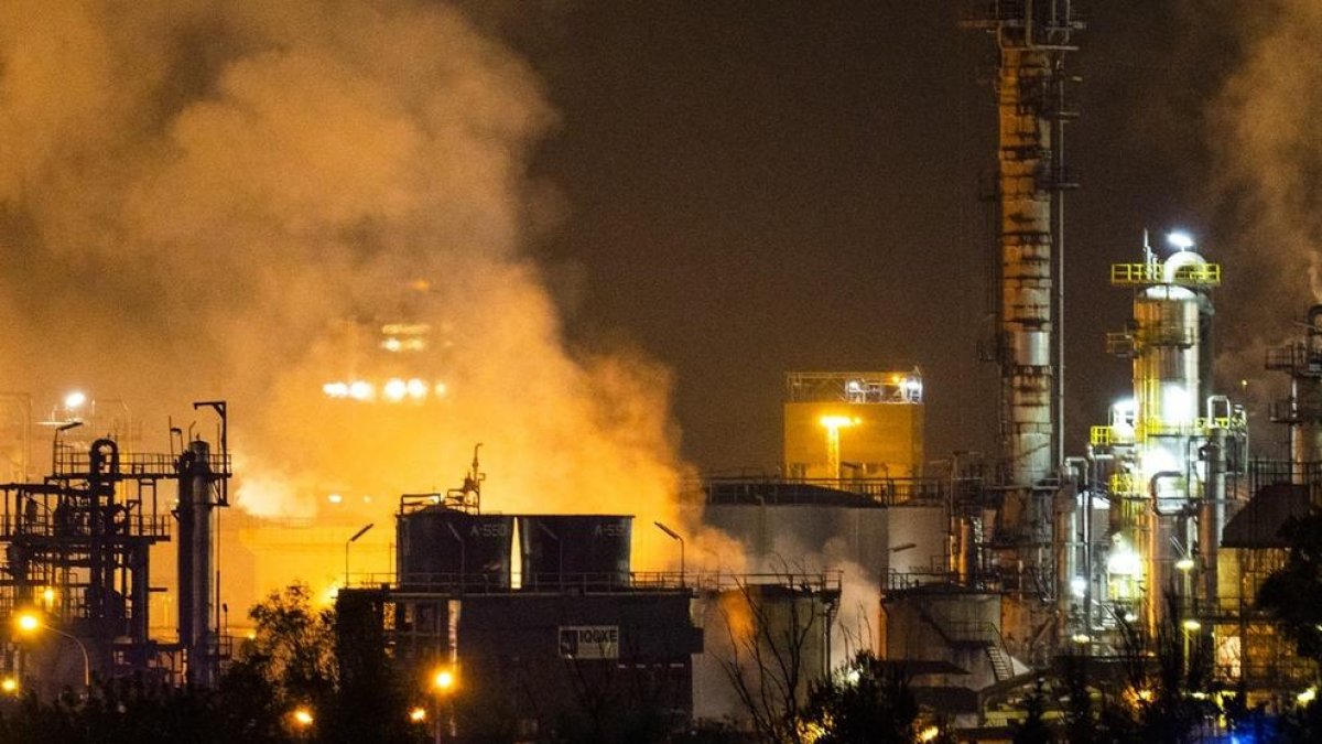 Instantes después de la explosión en la planta química de IQOXE del pasado 14 de enero.