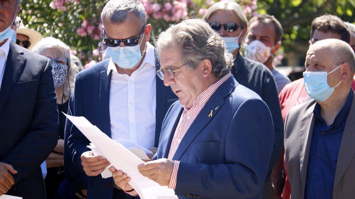L'alcalde de Montblanc, Josep Andreu, llegint el manifest a les portes del Parlament.