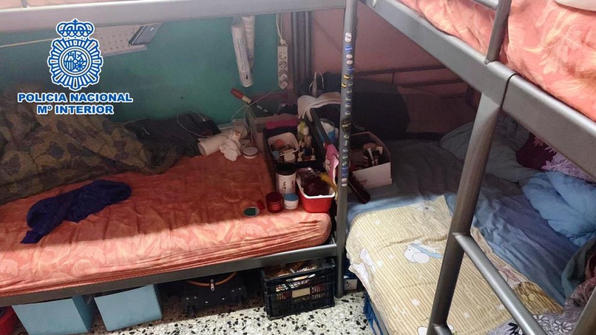 Imatge d'una de les habitacions on dormien les dones explotades sexualment.