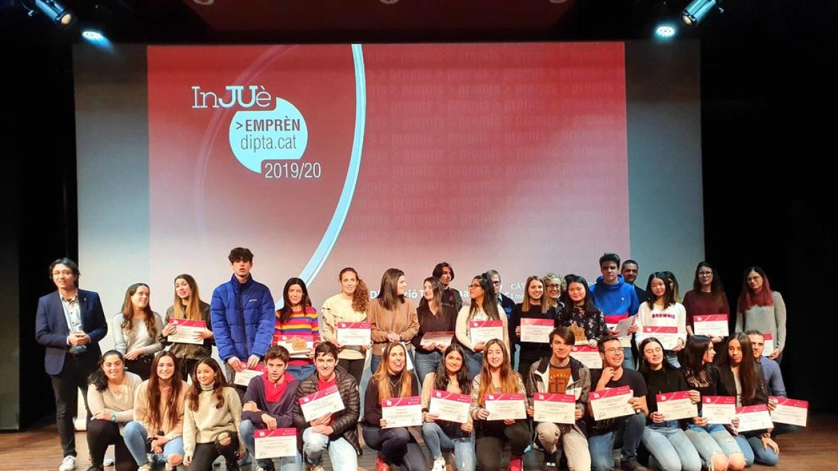 Imatge dels alumnes premiats als Premis InJUè Emprèn Dipta.