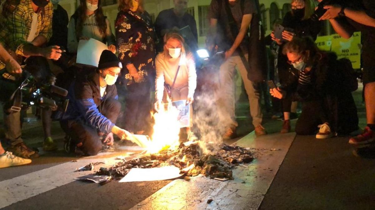 Crema d'imatges del Rei a la Rambla Nova de Tarragona, davant els Despullats.