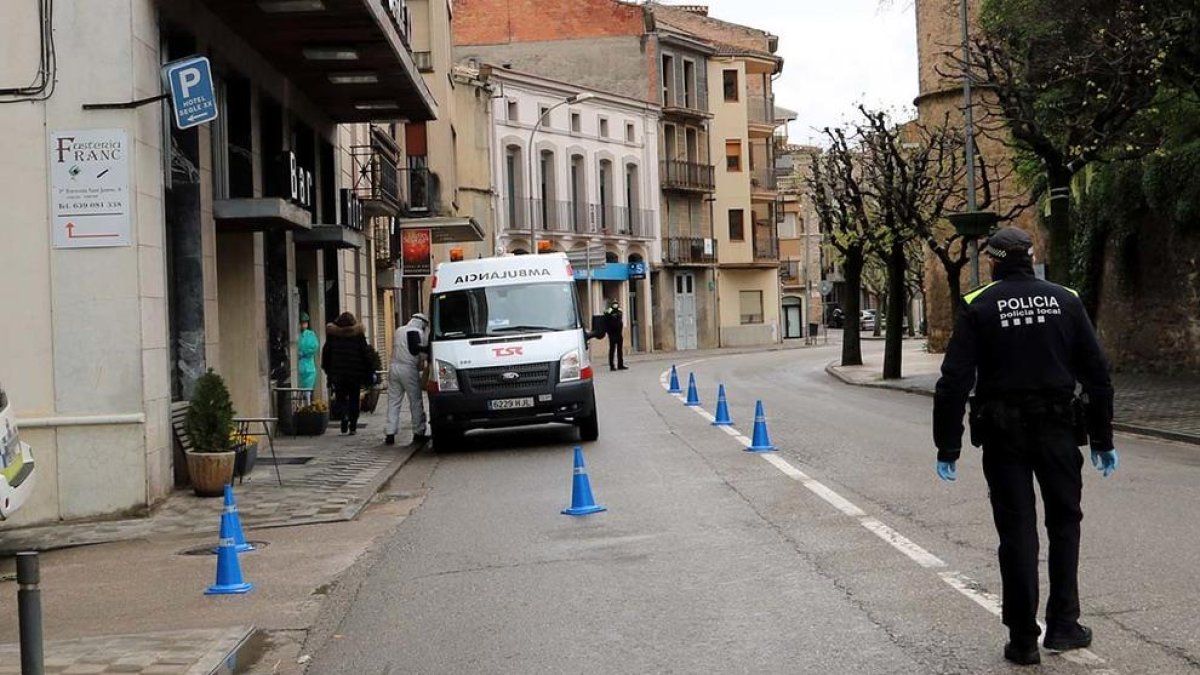 Imatge d'arxiu d'una ambulància durant un trasllat a una residència.