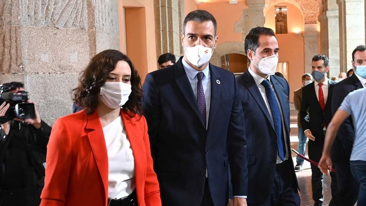 Isabel Díaz Ayuso i el president del govern espanyol, Pedro Sánchez a la seu de la comunitat de Madrid.