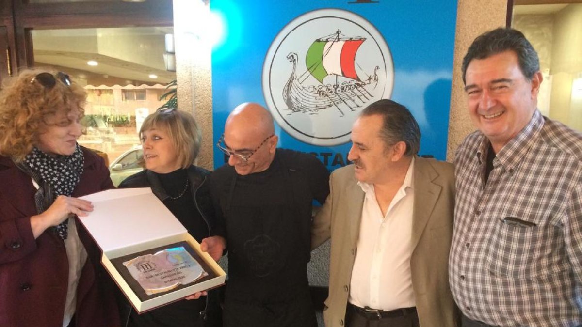 Piero Piccini con la placa del primer premio del concurso D-Tapas.
