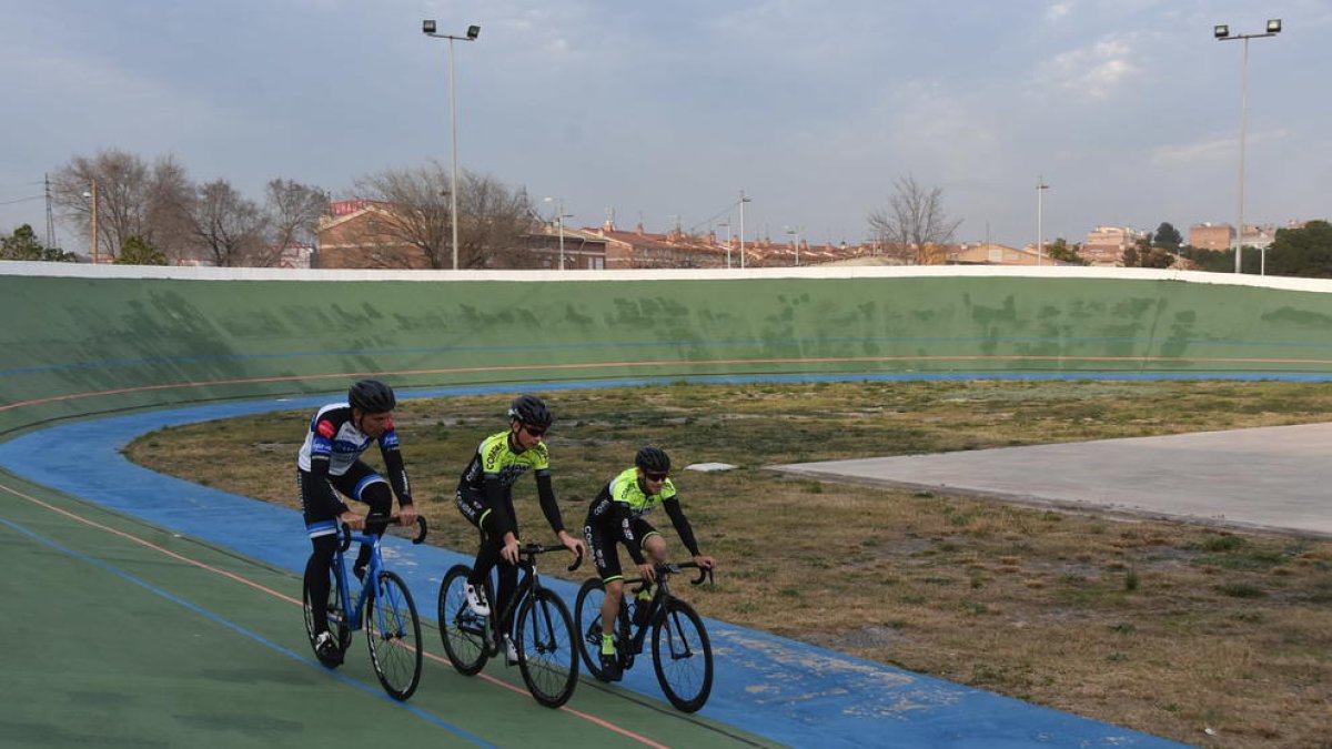 Tres ciclistes inaugurant el velòdrom el dia de la reinauguració.