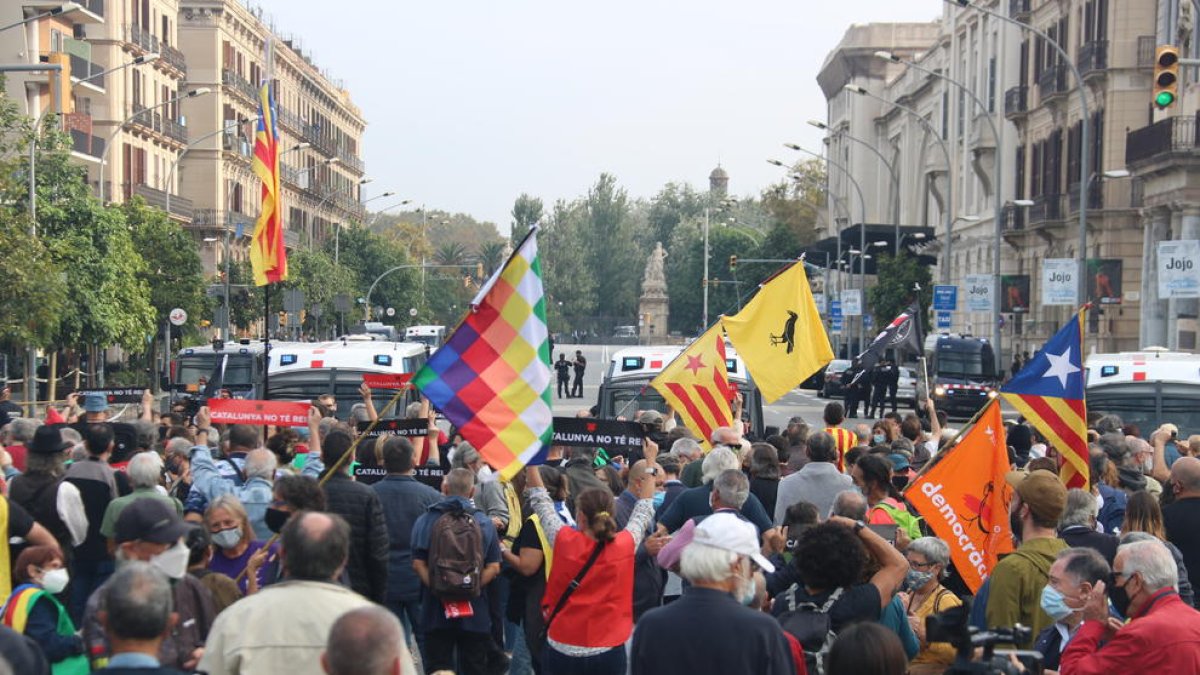 Manifestants a Pla de Palau, prop de l'Estació de França, protestant per l'arribada del rei Felip VI a Barcelona.