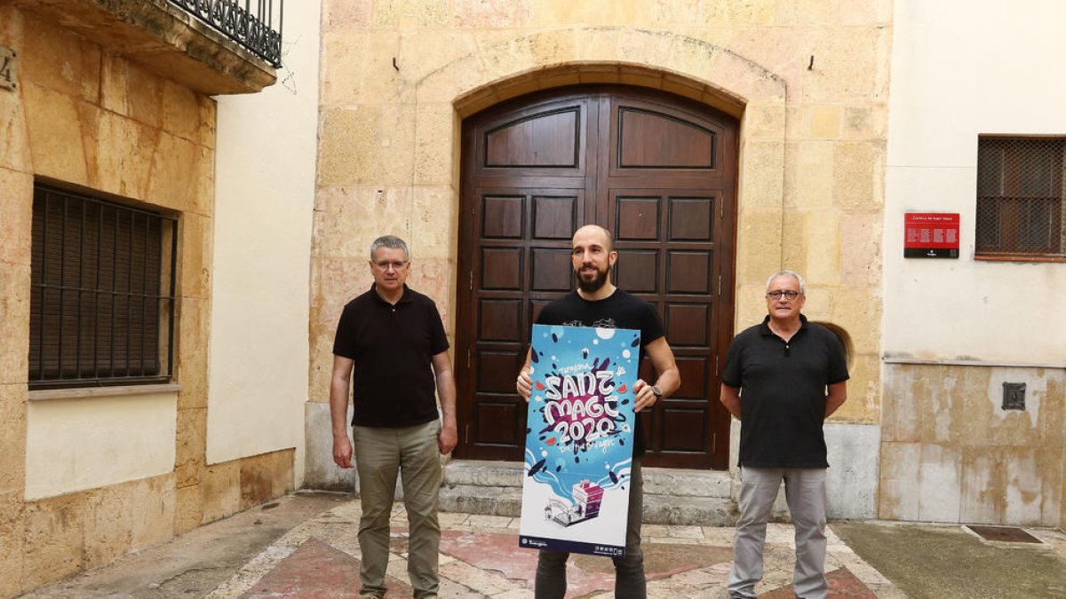 El alcalde de Tarragona, Pau Ricomà y el técnico de cultura, Xavier Gonzàlez, con el autor del cartel de este año, Dani Pena.