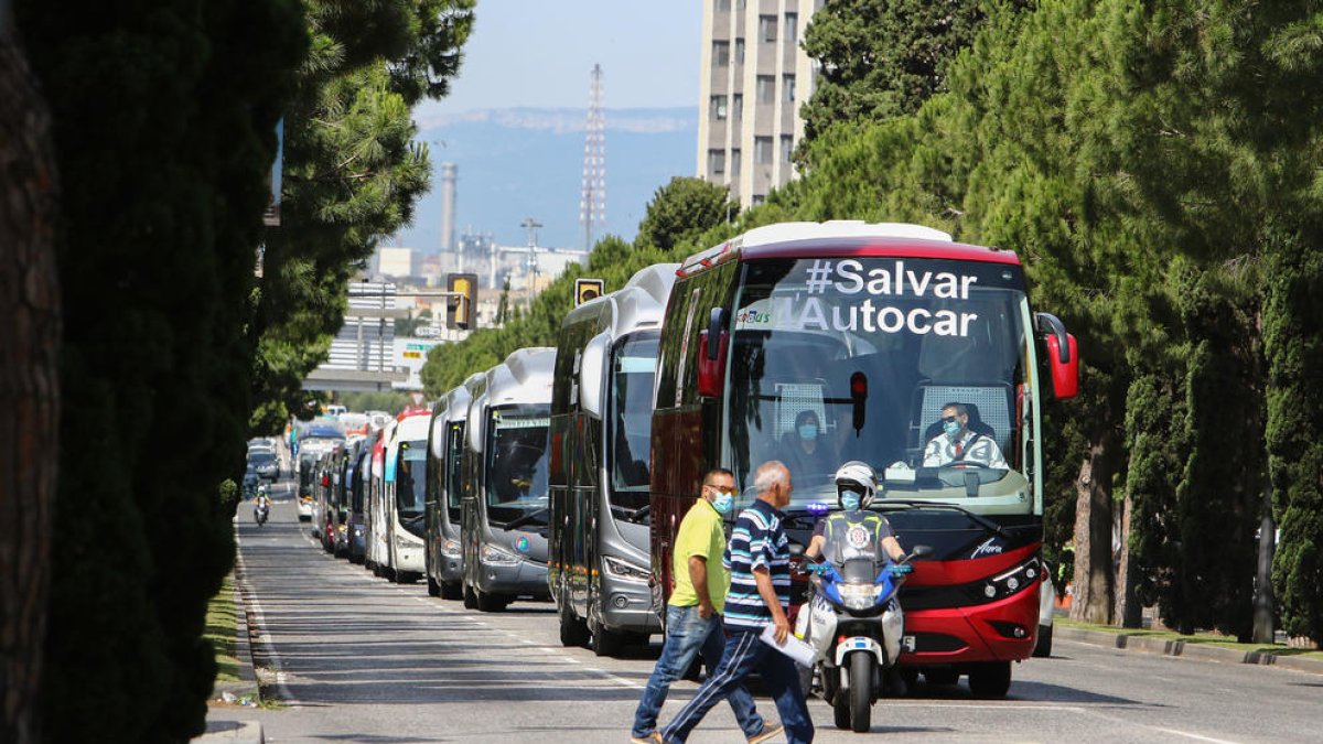 Una llarga filera d'autocars a l'avinguda Roma, a punt d'accedir-hi a la plaça Imperial Tarraco.