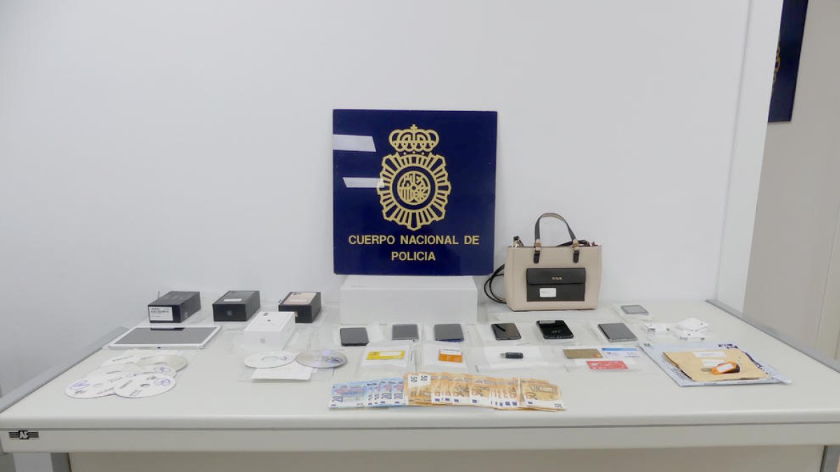 Pla general dels material requisat per la policia espanyola en la detenció.