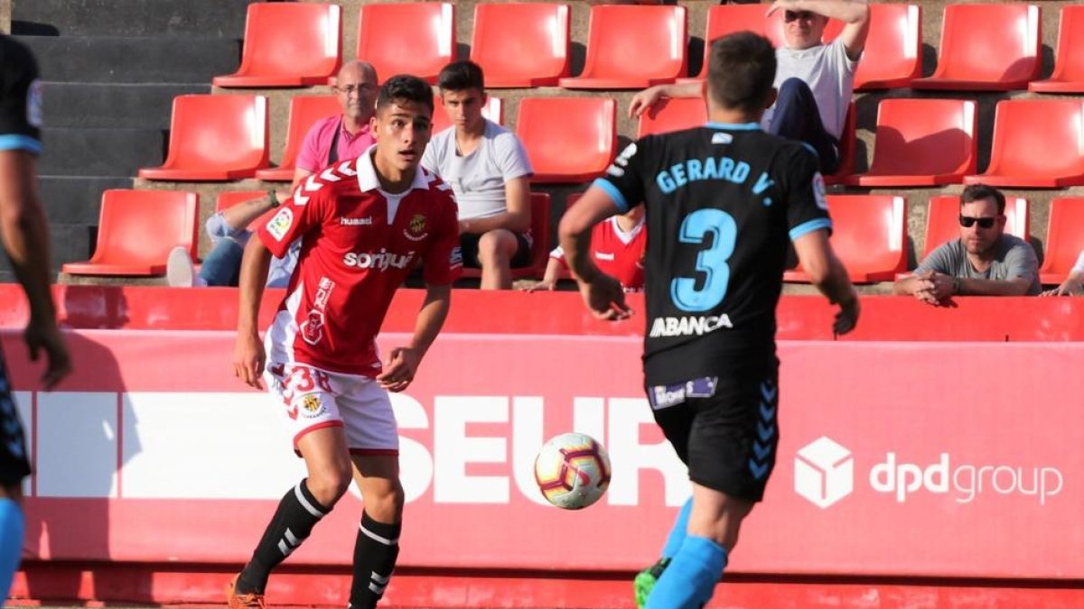Sergi Cardona, hace dos temporadas, en el Nou Estadi contra el Lugo, en partido de Segunda A.