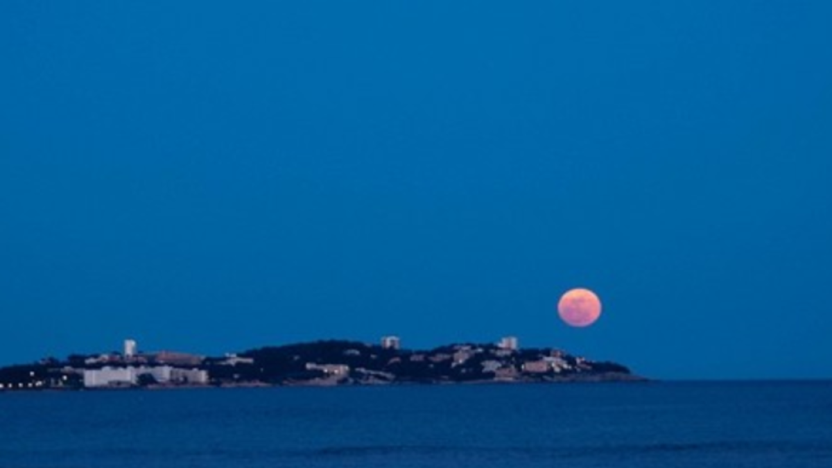 Imatge d'arxiu de la superlluna de 2011, vista desde Cambrils.