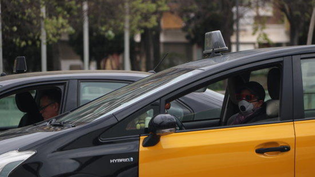 Un taxista de Barcelona con mascarilla.