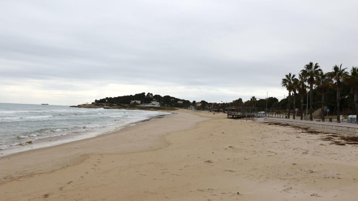 Les platges recuperaran l'aspecte que van tenir en el confinament si es tanquen per Sant Joan.