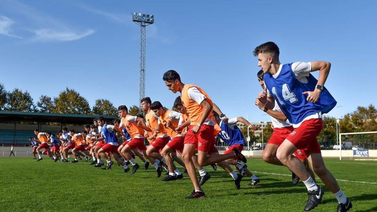 Imagen de archivo de chicos haciendo deporte.