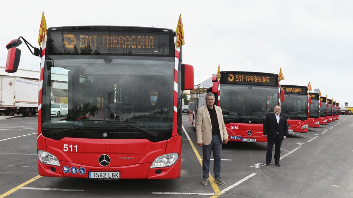 El alcalde Ricomà y el presidente de la EMT, Fortuny, con los buses nuevos en las cocheras de la empresa.