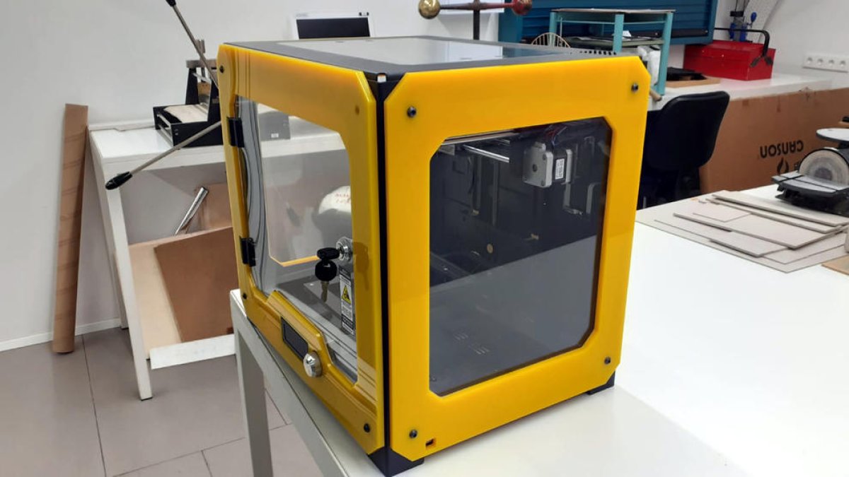 Imatge d'una impressora 3D cedida per la Diputació de Tarragona per fabricar viseres protectores.