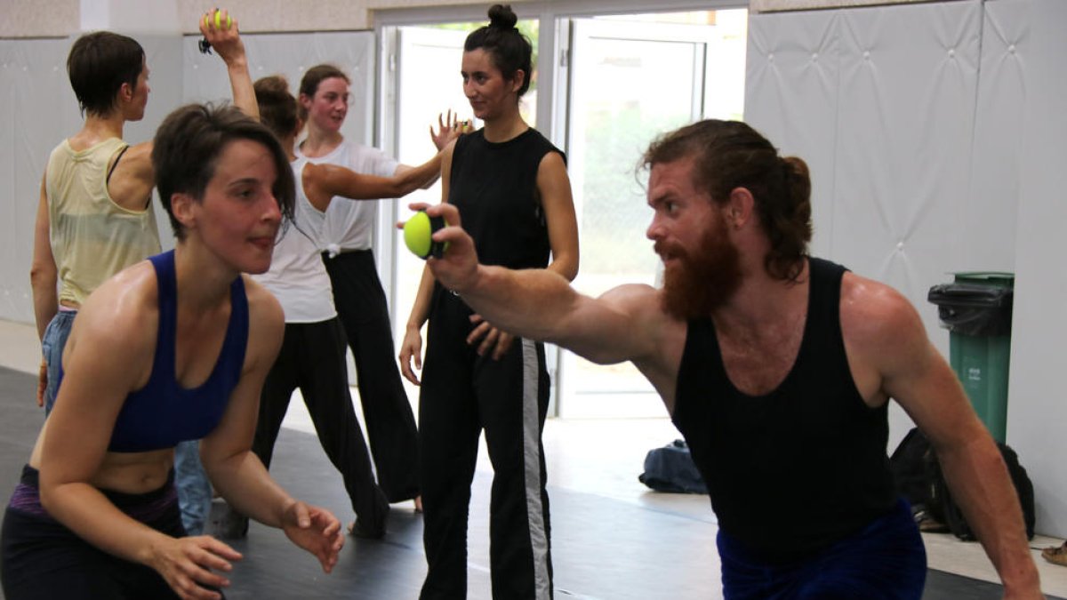 Plano medio de profesionales que participan en los talleres formativos de Deltebre Dansa durante un ejercicio.