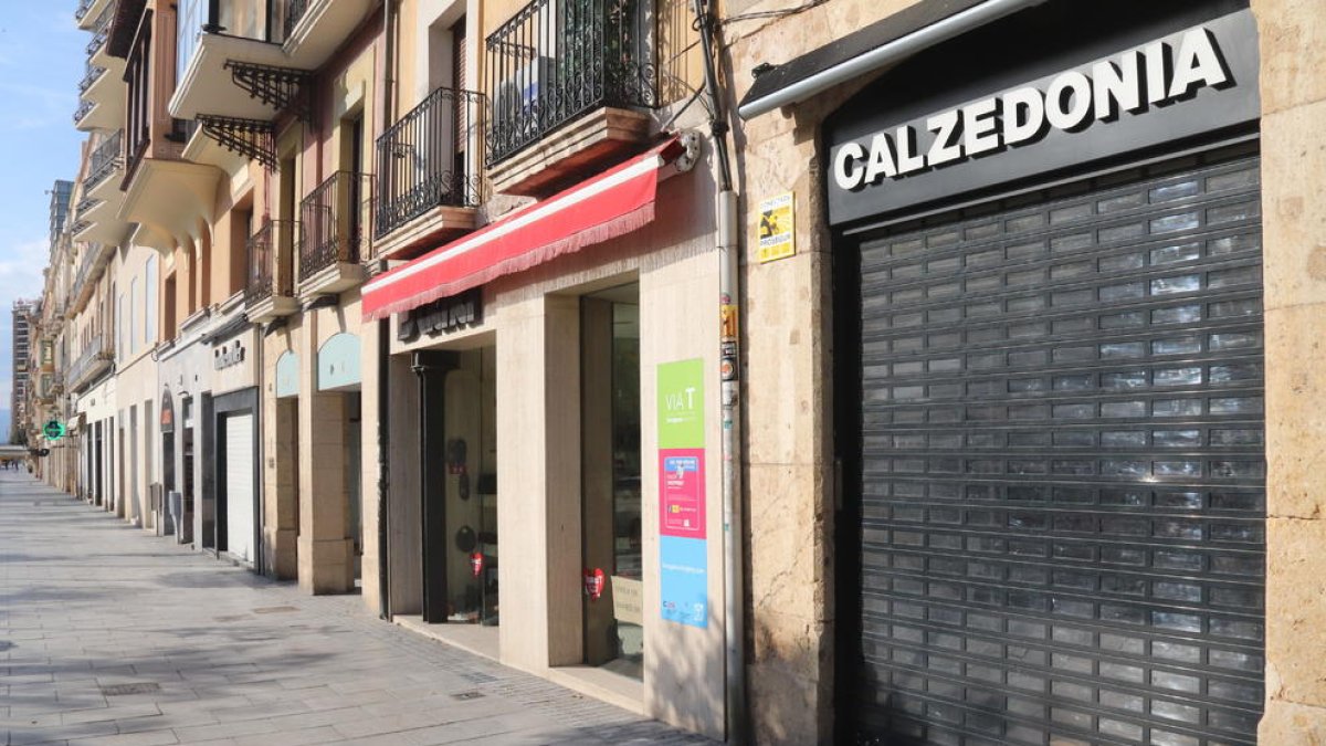 Plano abierto de tiendas cerradas en la Rambla Nova de Tarragona.
