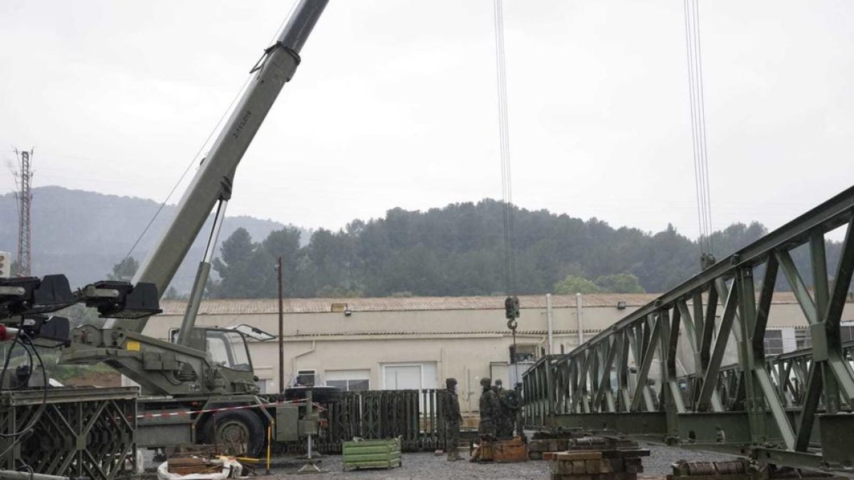 El ejército, trabajando en el nuevo puente