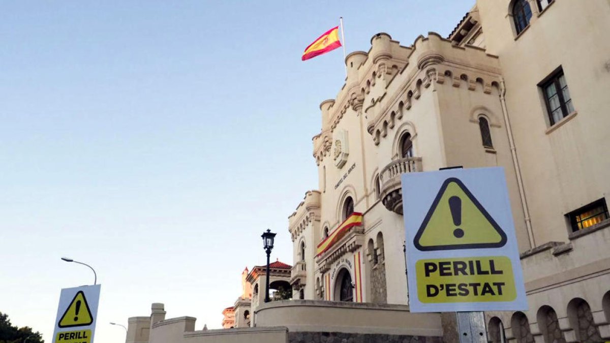 Senyals de 'perill d'Estat' davant la Caserna del Bruc, a Barcelona.