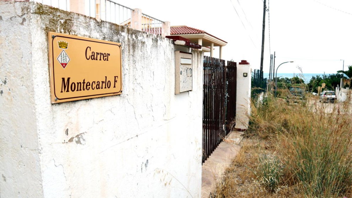 Primer pla del cartell del carrer on estava la casa casa dels terroristes del 17-A, a Alcanar Platja.