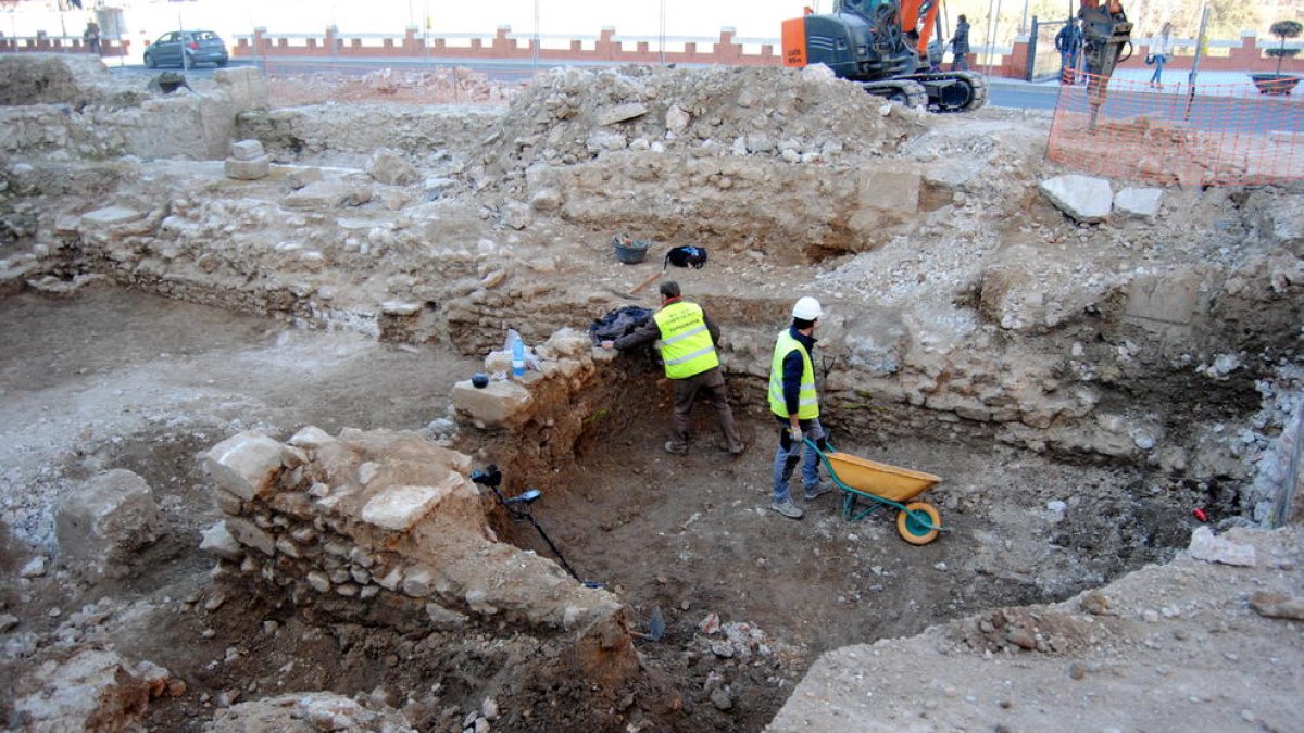 Pla picat de dos treballadors en l'obra d'urbanització de la plaça de la Catedral de Tortosa i la museïtzació de les restes arqueològiques.