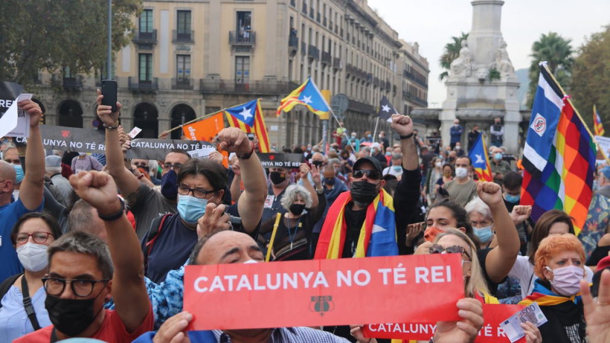 Diversos manifestants amb el puny alçat i llençant proclames contra el rei Felip VI a Pla de Palau.