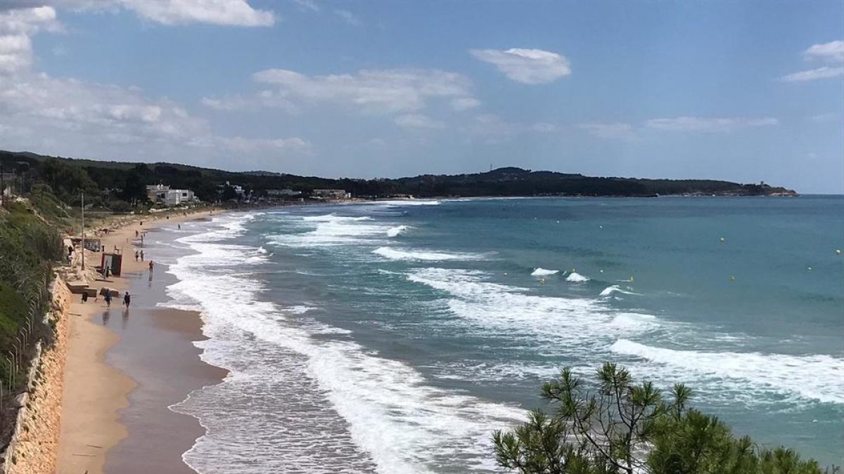 Les onades han 'devorat' gairebé tota la platja.