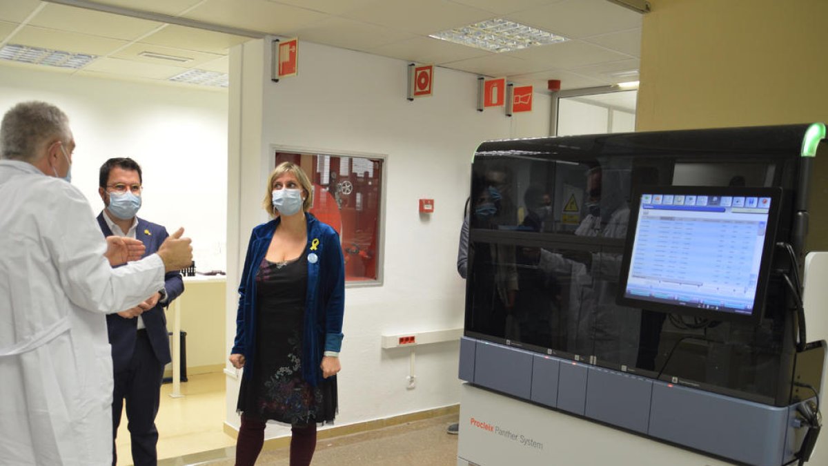 Aragonés y Vergés, durante la visita al laboratorio clínico del metropolitano norte en el Hospital Germans Trias i Pujol de Badalona.