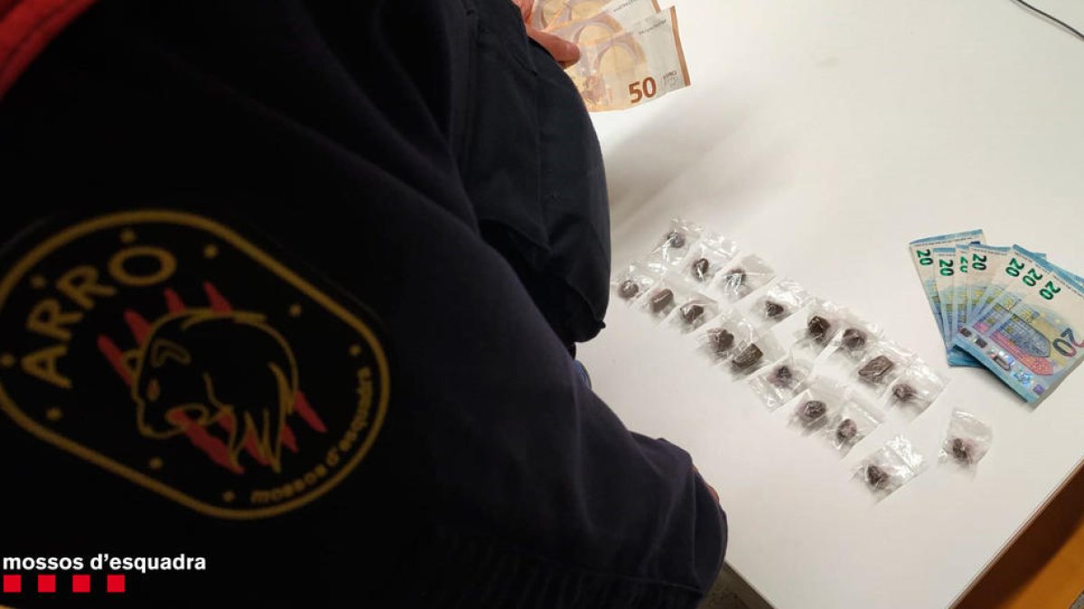 Imagen de la droga intervenida por los mossos